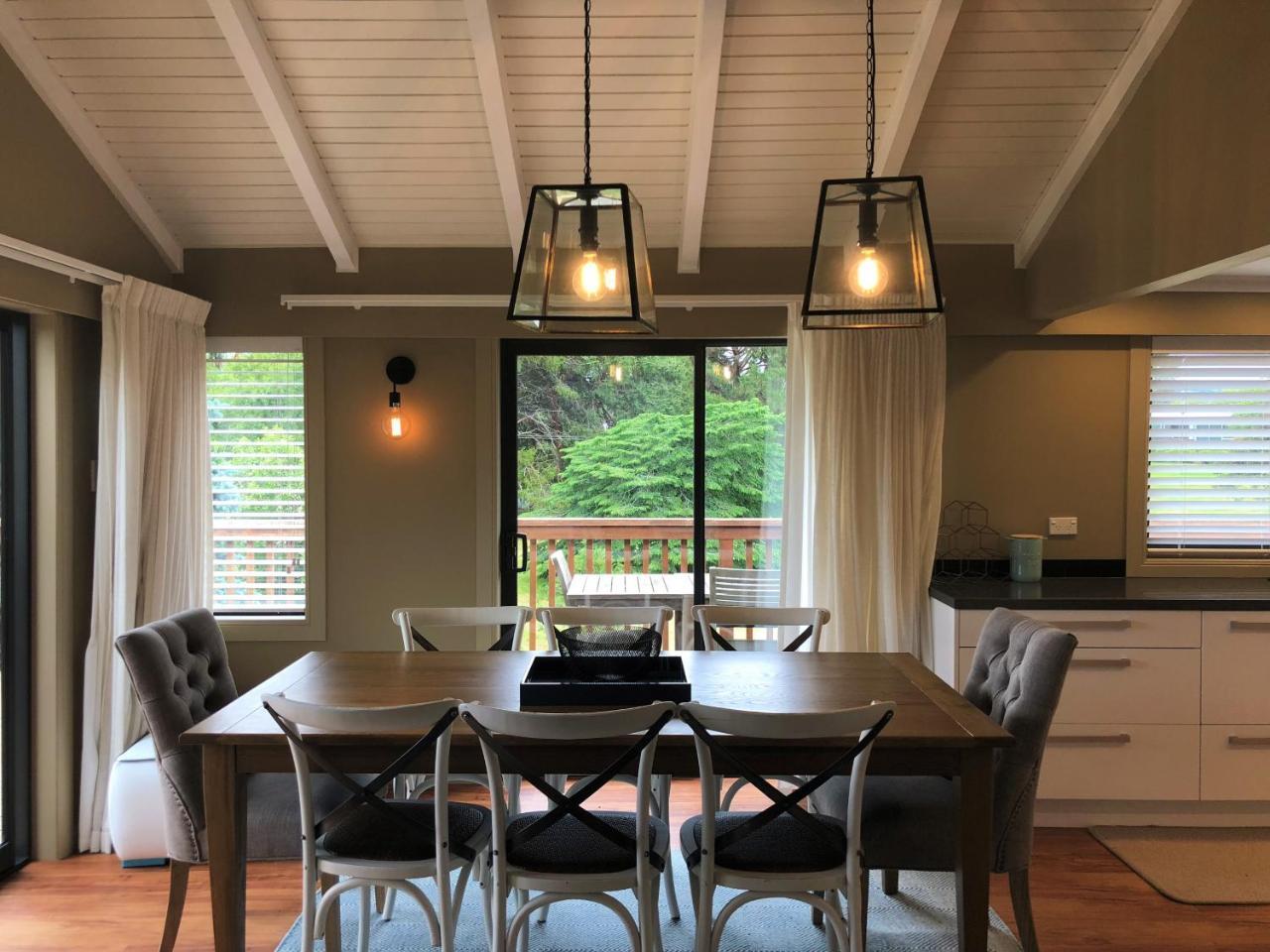 Kinloch Lakeview Lodge - Taupo Екстериор снимка